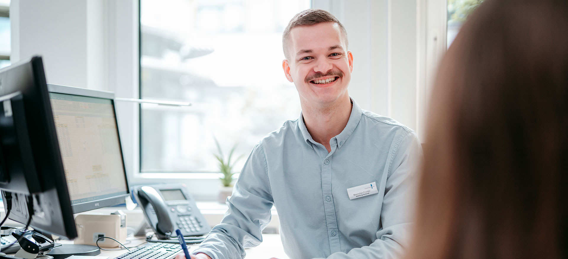 Ein Mitarbeiter des Krankenhauses an seinem Arbeitsplatz