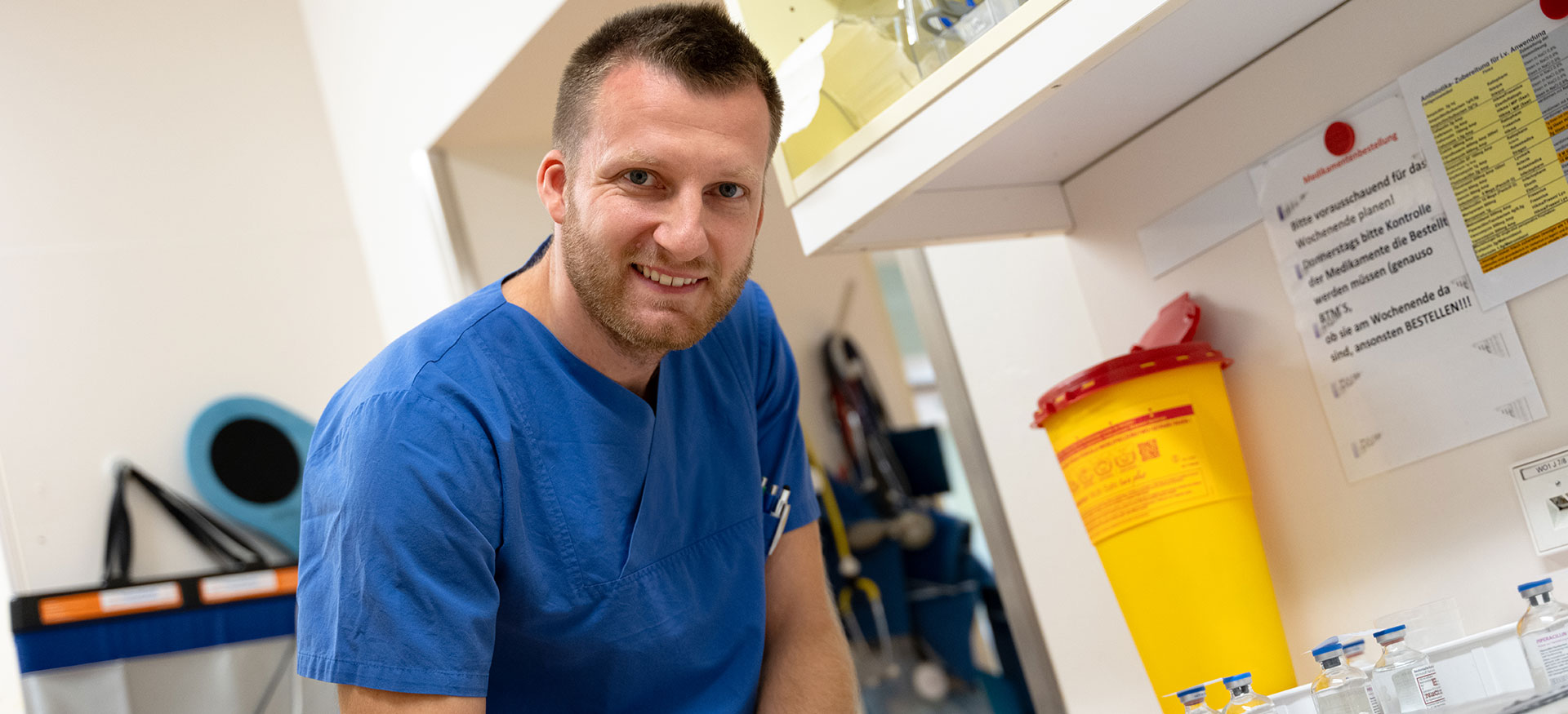 Ein Pfleger im Krankenhaus