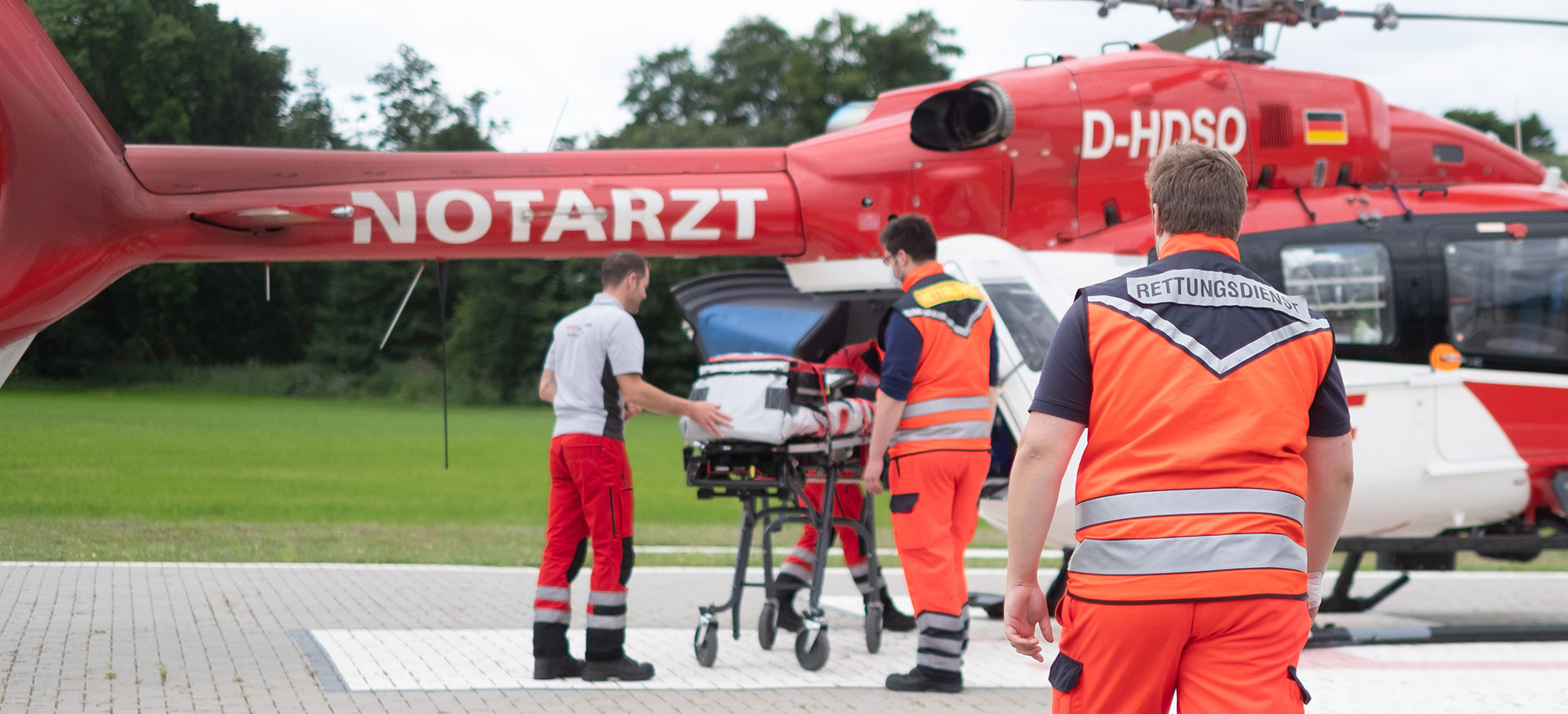 Szene am Krankenhaus mit einem Hubschrauber